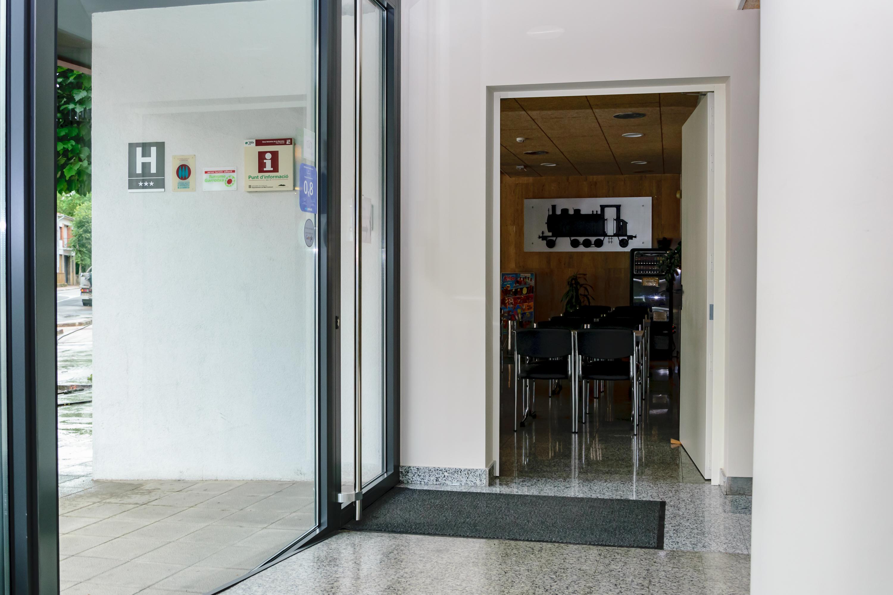 Hotel Estacio (Adults Only) Olot Buitenkant foto